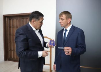 Ташиев 33 жаштагы жаранга биринчи жолу аты-жөнүн тастыктаган документ тапшырды