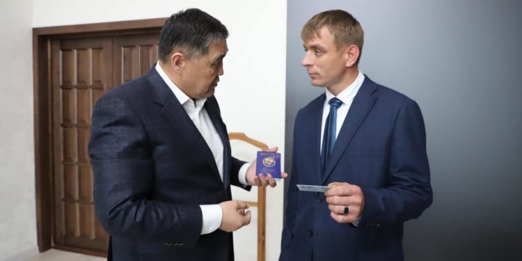 Ташиев 33 жаштагы жаранга биринчи жолу аты-жөнүн тастыктаган документ тапшырды