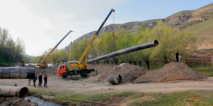 Ош шаарын таза суу менен камсыз кылуу үчүн түтүк тартылып жатат