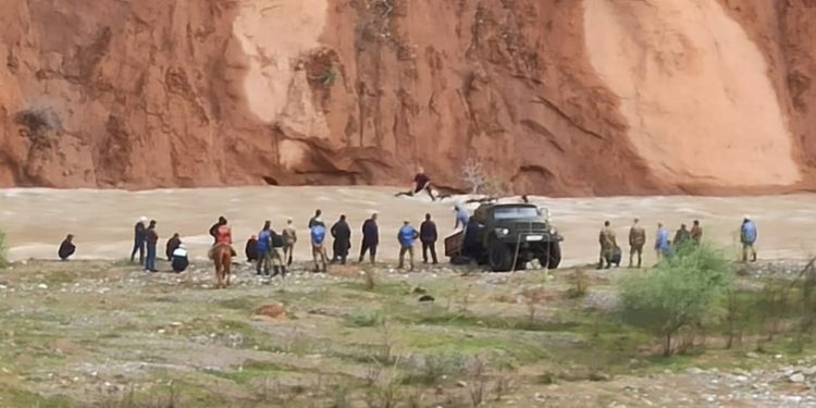 Жалал-Абадда дайынсыз болуп жаткан 14 жаштагы өспүрүмдү 50 адам издеп жатат (сүрөт)