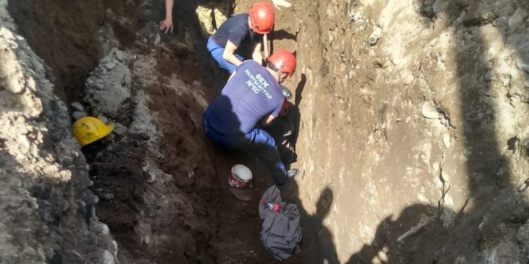 Бишкекте 2 адамды топурак басып калган. Бирөөсү ошол жерде көз жумду