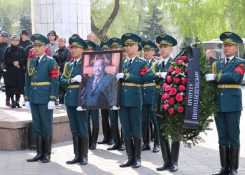 Опера ырчысы Сталбек Алмасбековдун сөөгү «Ала-Арча» көрүстөнүнө коюлду