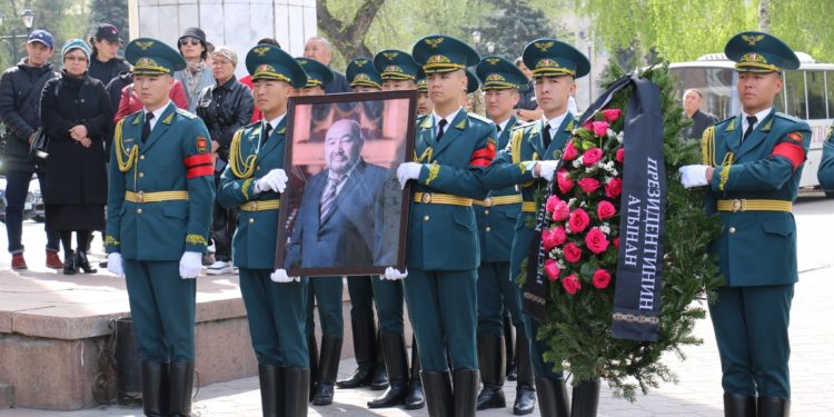 Опера ырчысы Сталбек Алмасбековдун сөөгү «Ала-Арча» көрүстөнүнө коюлду