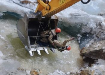 Нарындагы алтын кен комбинаттын 31 жаштагы жумушчусунун жансыз денеси муздун алдынан чыгарылды