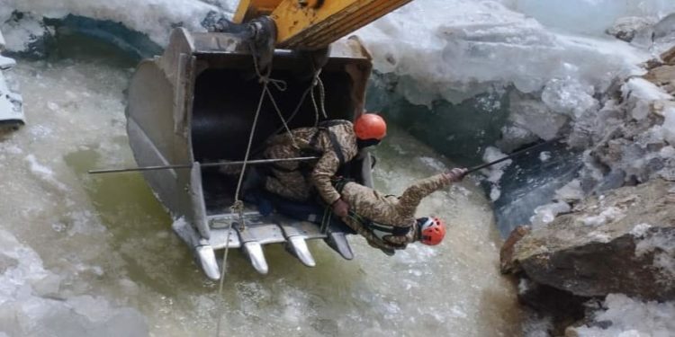 Нарындагы алтын кен комбинаттын 31 жаштагы жумушчусунун жансыз денеси муздун алдынан чыгарылды