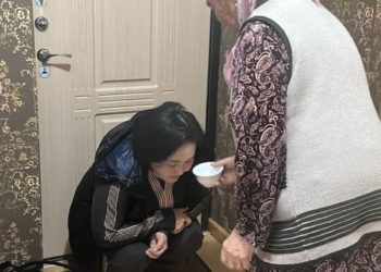 Үй камагына чыккан Клара Сооронкулованы апасы тосуп алган сүрөт тарады