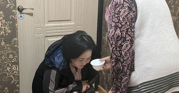 Үй камагына чыккан Клара Сооронкулованы апасы тосуп алган сүрөт тарады