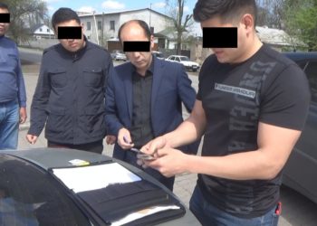 Чүйдө айыл аймагынын башчысы УКМКнын кызматкерине 50 миң сом берип жаткан жеринен кармалды