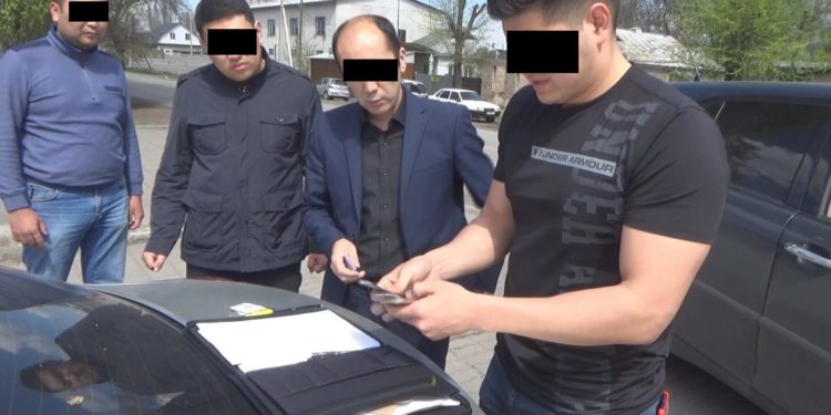 Чүйдө айыл аймагынын башчысы УКМКнын кызматкерине 50 миң сом берип жаткан жеринен кармалды