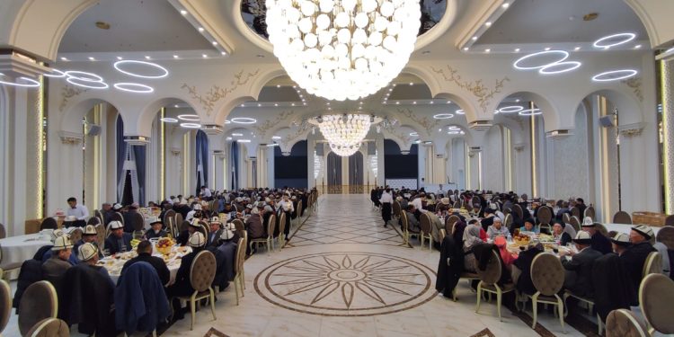 Садыр Жапаров Ысык-Көлдө ооз ачар өткөрдү (сүрөт)