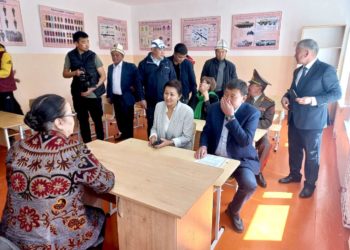 Айгүл Жапарова Түптөгү өзү окуган мектебине барды (сүрөт)