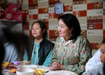 Айгүл Жапарова Баткенде балдар үйүнө барды