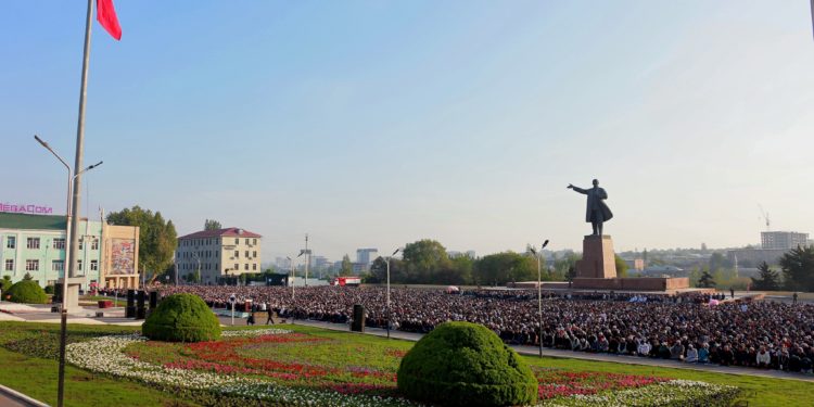 Ош шаарында Орозо айт намазын окууга 11 миңден ашуун адам чогулду