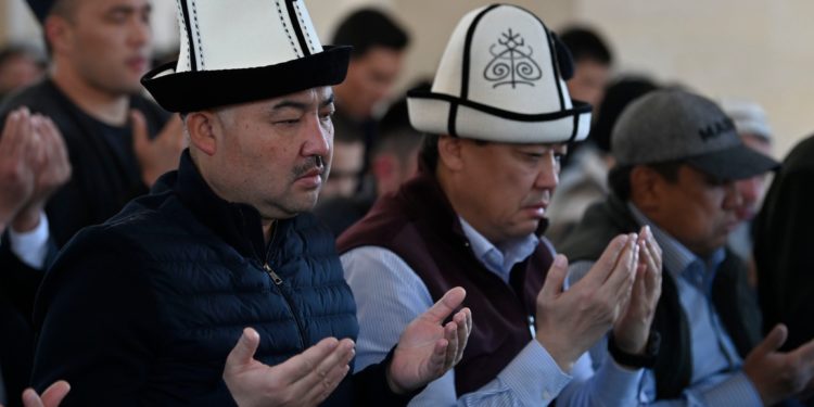 Шакиев Жал кичи районундагы мечитке барып, Орозо Айт намазына катышты