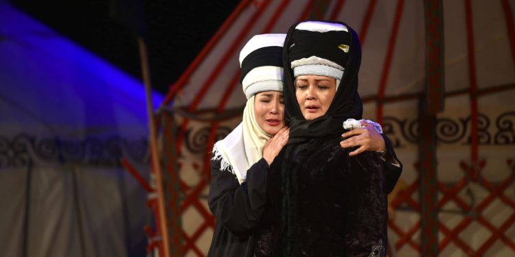 Министрлер спектакль көрүүгө барышты