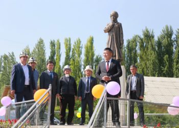 Курманжан Датканын кичи мекенинде эстелиги тургузулду