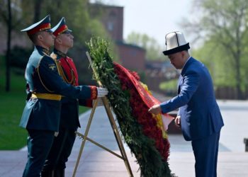 Шакиев Москва шаарындагы Белгисиз жоокердин эстелигине гүлчамбар койду
