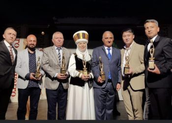 Анара Сыдыгалиева Стамбулда Түрк дүйнөсүнүн эң мыкты актрисасы сыйлыгын колуна алды