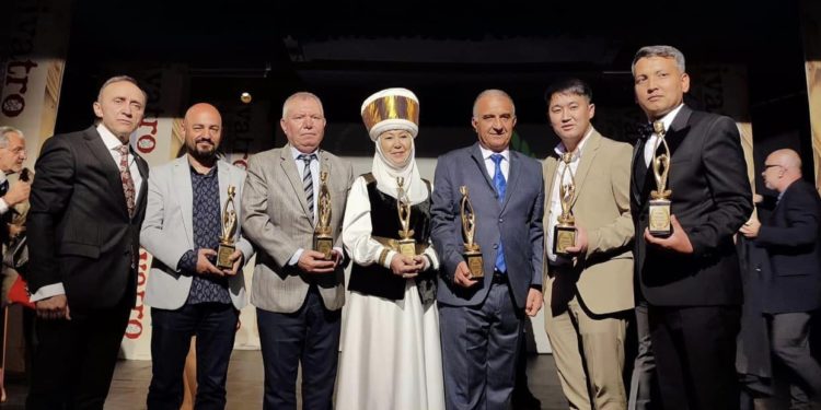 Анара Сыдыгалиева Стамбулда Түрк дүйнөсүнүн эң мыкты актрисасы сыйлыгын колуна алды