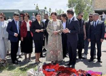 Айгүл Жапарова Баткенде килем фестивалына саймалуу чапан кийип барды