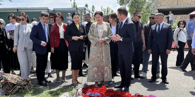 Айгүл Жапарова Баткенде килем фестивалына саймалуу чапан кийип барды