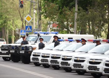 Нарын жана Жалал-Абаддын милиция кызматкерлерине жаңы автоунаалар тапшырылды