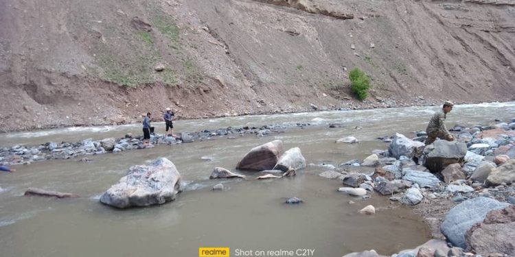 Ошто унаа сууга түшүп кеткен. Айдоочу чыгып, жүргүнчү дайынсыз болуп жатат