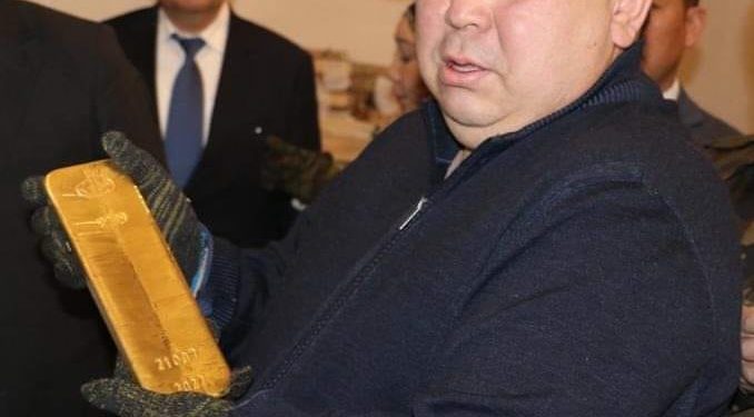 Депутаттардын алтын куймаларды кармап түшкөн сүрөттөрү жарыяланды