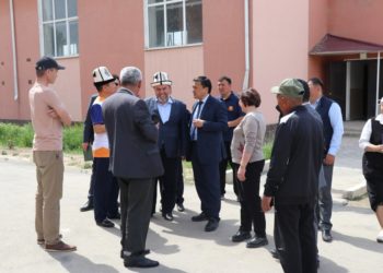 Билим берүү министри Акжол Махмудов окуган мектепке барды