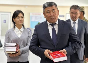 Мекен чебин коргогон азаматтарга 4 миңдей китеп чогулду