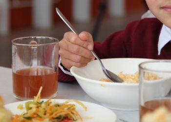 Депутат: «Бир мектеп окуучусун 7 сомго ысык тамак менен камсыз кылууга болобу?»