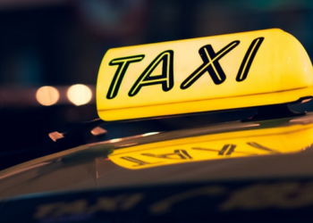 Москвада Жеңишбек аттуу таксист пенсионерге акчасын шылуундардан кайтарып берди