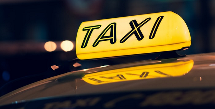 Москвада Жеңишбек аттуу таксист пенсионерге акчасын шылуундардан кайтарып берди