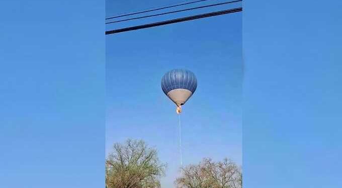 «Кызы бийиктен секирген». Мексикада жубайлар аба шарында тирүүлөй күйүп кеткен (видео)
