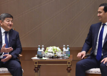 «Акылбек-ака — улуу агам». Акылбек Жапаров менен Сардор Умурзаковдун жолугушуусу кандай өттү?