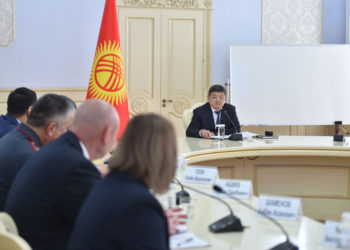 Мектептерге бомба коюлганы тууралуу жалган маалыматтар. Акылбек Жапаров жыйын өткөрдү