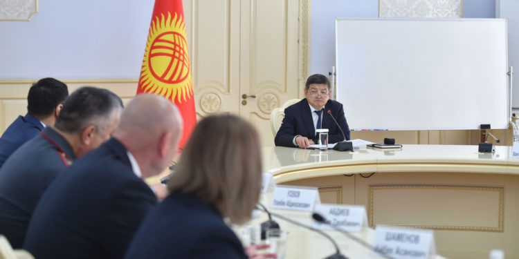 Мектептерге бомба коюлганы тууралуу жалган маалыматтар. Акылбек Жапаров жыйын өткөрдү