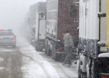 Төө-Ашууда кар жаап, бороон болуп жатат. Жол эки тараптуу жабылды