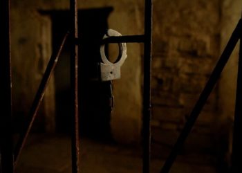 «Аялын зордукташат деп коркутушкан». Жалал-Абадда кылмышты моюнга алдыруу үчүн ырчы сабалганы айтылды