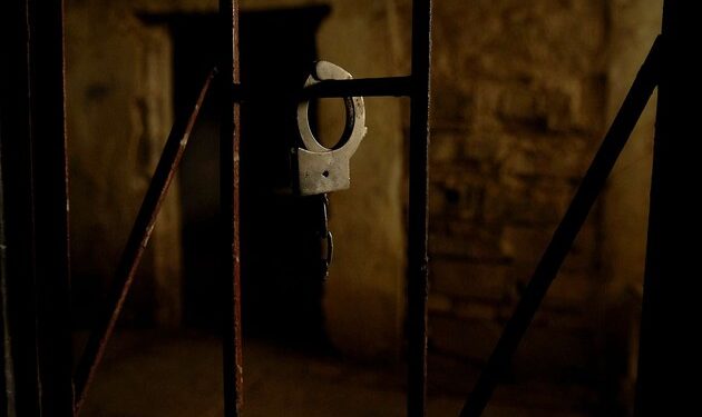 «Аялын зордукташат деп коркутушкан». Жалал-Абадда кылмышты моюнга алдыруу үчүн ырчы сабалганы айтылды