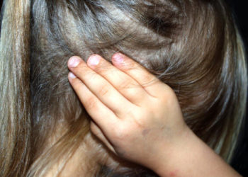 Нарында 7 жаштагы кыздын жансыз денеси кароосуз калган үйдөн табылды. Шектүү кармалды