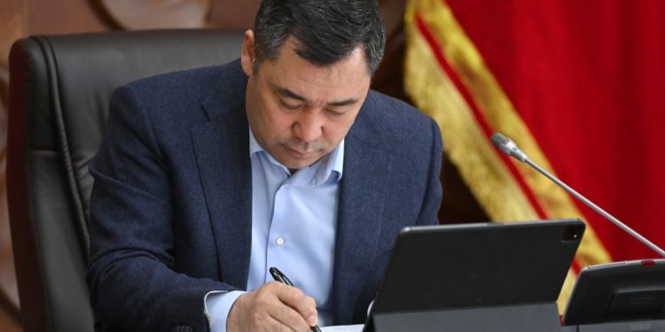 «Эки фондум бар. Бири демөөрчүлөрдөн чогулат». Өлкө башчысы Нарындагы жолдор кайсы эсептен каржыланып жатканын айтты