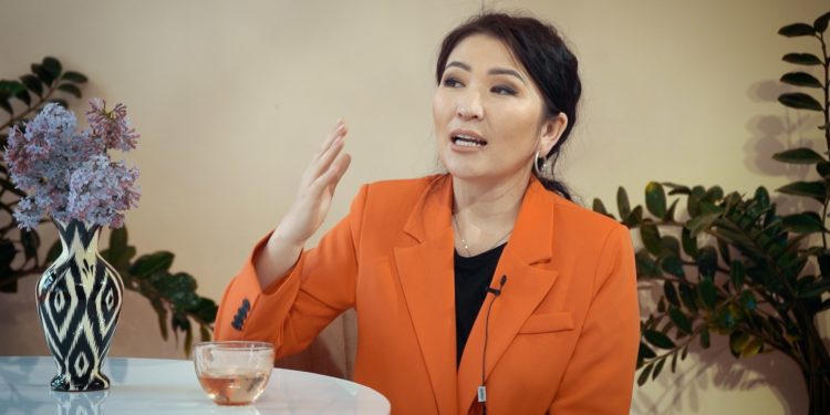 «Менин каалаганымды кыласың…» Гүлназ Чыныбек кызы демөөрчү темасында сырларын ачты (видео)