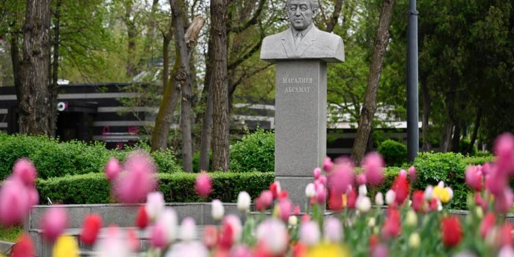 Бүгүн Бишкекте Абсамат Масалиевди эскерүү иш-чарасы өттү