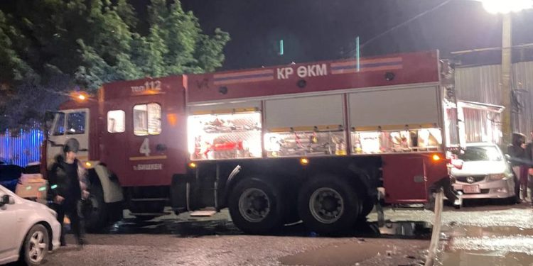 Бишкекте көп кабаттуу үйдөн өрт чыгып, 100дөй жаран эвакуацияланды