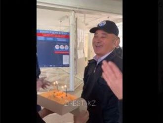 Жүрөк элжирейт! Бишкекте окуучулар мектептин кароолчусун туулган күнү менен куттукташты