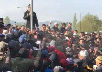 «Асып салгыла, колунан эле байлагыла». Таласта мал базарда чөнтөкчү кармалганы тууралуу видео тарады