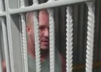 «3 бала, 1 кызды башка чаап өлтүргөн». Бразилияда эркек киши бала бакчага балта менен кол салды