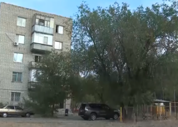 Казакстанда 3 жашар баланы өлтүрүүгө шектелген бала багуучуга сот өкүмү чыкты