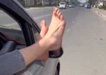 Бутун терезеден чыгарып, унаа башкарган айдоочунун видеосу тарады